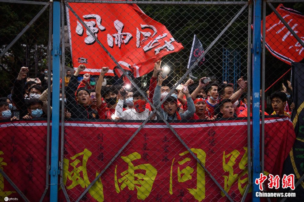 《马卡报》表示，菲利克斯在来到马竞的圣拉斐尔基地后，几乎没有与任何队友和工作人员打过招呼，而他的随行人员则在训练场上走来走去，惹恼了在场的人。